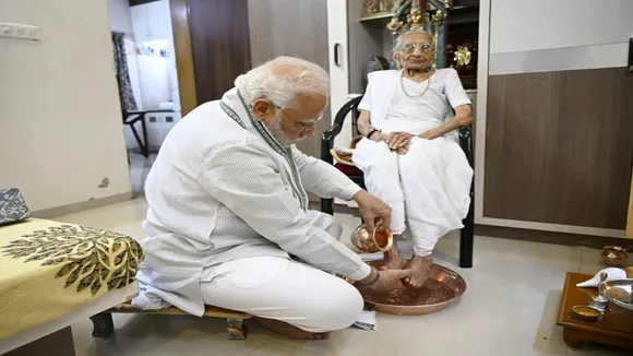 Pm Modi at gandhinagar residence for congratulting his other on her 100 birthday