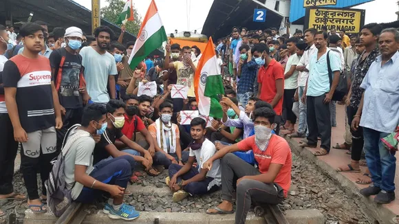 Rail block at thakurnagar demanding withdrawn of agnipath project