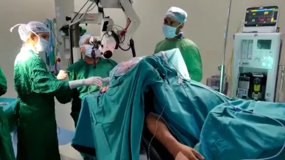 patients sings ghulam ali ghazal while operation, tumor patient, patient sings ghazal while undergoing operation, ghulam ali ghazal, brain tumor surgery, patient sings in operation theatre, raipur patient sings while undergoing brain tumor surgery