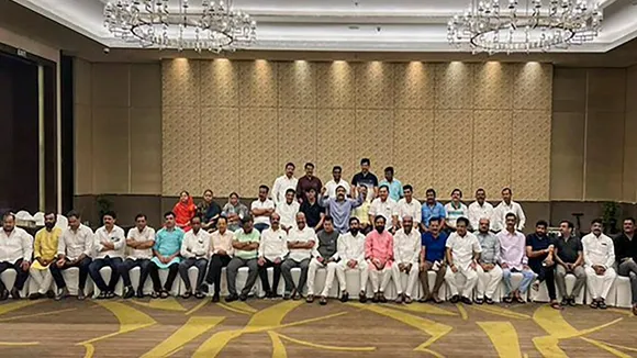 eknath shinde gets ready with a list of 400 former corporators and shivsena MPs , শিণ্ডে শিবিরে একাধিক শিবসেনা সাংসদ-৪০০ কর্পোরেটর