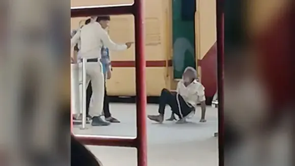 cop thrashes man, jabalpur cop thrashes man, police constable thrashes elderly man, jabalpur railway station, police officer beats elderly man at jabalpur railway station, jabalpur police officer beats old man, cop beats old man drags him at railway station