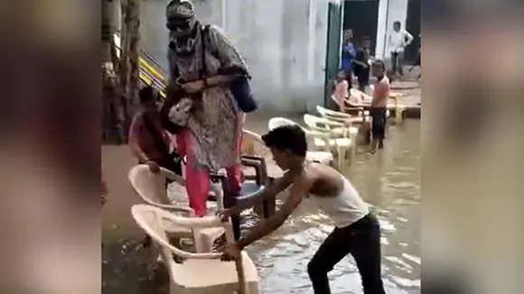 Students help teacher to enter the school, Madhya Pradesh Teacher enter school in rainfall, school flooded in Madhya Pradesh, Madhya Pradesh rain">