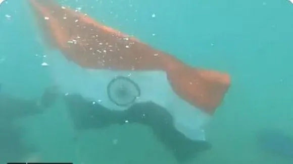 Har Ghar Tiranga Campaign, Har Ghar Tiranga, indian coast guard, indian flag, indian flag under sea, হর ঘর তেরঙ্গা, জলের তলায় দেশের পতাকা