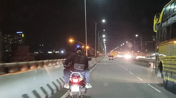 Bengaluru, Viral Post, Highway, Flyover, Work Pressure, Working on laptop, work pressure, LinkedIn, Work Culture,Bengaluru, Viral post, Highway, Flyover