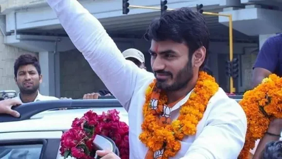 श्रीकांत त्यागी , Shrikant Tyagi, noida shrikant tyagi demolition, noida bulldozers, noida society row, shrikant tyagi on the run, shrikant tyagi bjp connection, noida man abusing woman viral video, noida news, noida latest, up news, indian express