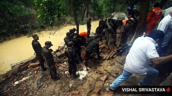 lucknow wall collapse, lucknow wall collapse deaths, lucknow heavy rains, lucknow schools shut, lucknow rains, lucknow rains today, lucknow news, up news, indian express