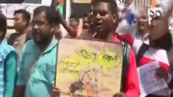 tet job seekres protest at sealdah station area