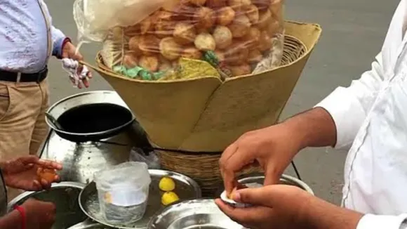 man gives away 4000 gogappes, madhya pradesh viral story, man overjoyed by daughters birth gives away free golgappe