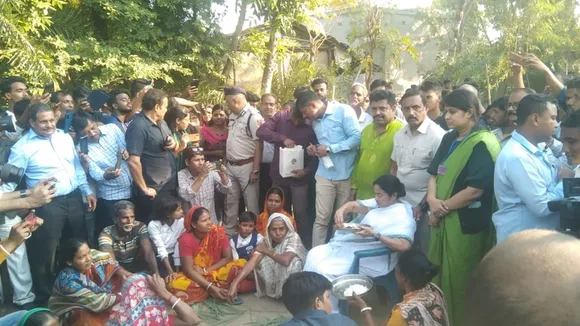mamata hasnabad lunch, হাসনাবাদে গ্রামবাসীদের বাড়িতে মদ্যাহ্নভোজ সারলেন মমতা