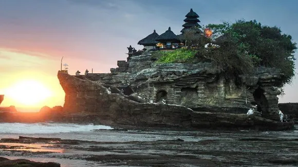 Tanah lot temple, indonesia temple, venomous sea snakes, dang hyang nirartha, giant snake guard temple, tanah lot bali,