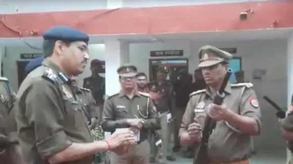 up police, sho, kotwali khalilabad, sant kabir nagar, surprise inspection, weapon test, si, sub inspector, rifle, tear gun