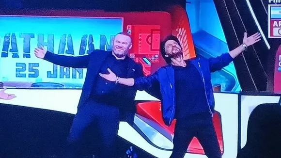 Shah rukh khan tried to teach iconic pose to wayne rooni