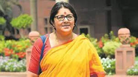 locket chaterjee at rishra , বড় চমক লকেটের, লোকাল ট্রেনেই রিষড়ায় সাংসদ, পুলিশ আটকাতেই রনংদেহী মেজাজ
