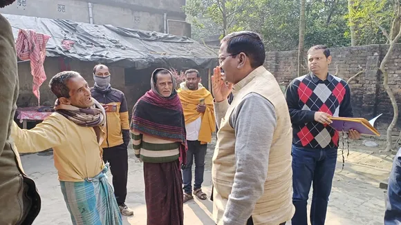 awas yojana scam malda kaliachak, আবাস তালিকার সুবিধাপ্রাপকদের তালিকায় রেশন ডিলার-সিভিক ভলেন্টিয়ার