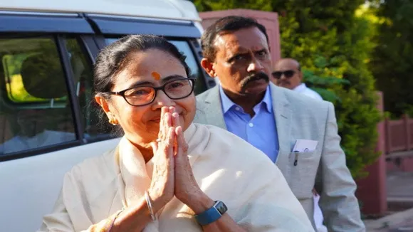mamata banerjees visit to jogamaya devi college on saraswati puja 2023, সরস্বতী পুজোর দিন যোগমায়া দেবী কলেজে গেলেন মমতা ব্যানার্জী