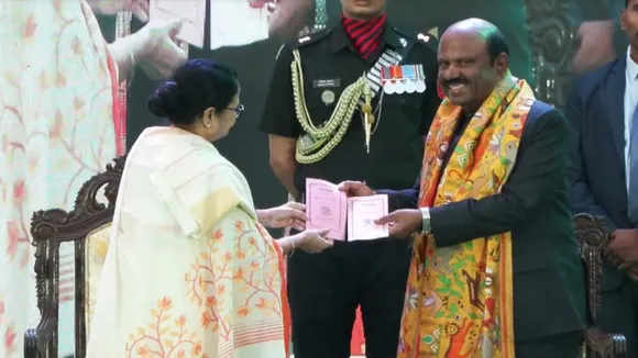 bengal governor cv ananda bose hatekhari event mamata banerjee , হাতেখড়ি নিয়েই রাজ্যপাল বললেন 'জয় বাংলা', মঞ্চে তখন মুখ্যমন্ত্রী মমতা