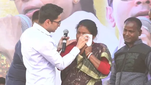 abhishek banerjee tmc mathabhanga meeting prem kumar burman rajbanshi, ছেলের শরীরে বিএসএফের '১৮০ গুলি'! নিজের রুমাল দিয়ে নিহতের মায়ের চোখ মোছালেন অভিষেক