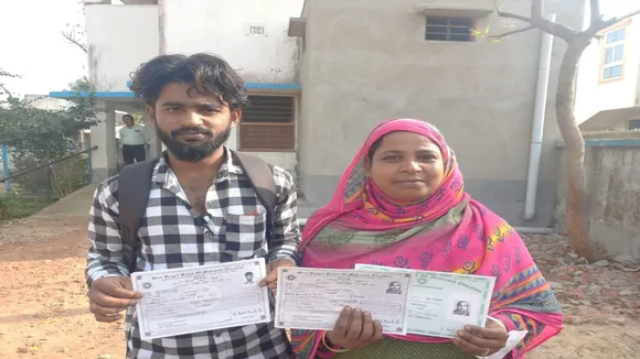 Mother and son in Madhyamik together under inspiration of daughter in Burdwan saktigar, মেয়ের অনুপ্রেরণায় একসঙ্গে মাধ্যমিকে মা ও ছেলে বর্ধমানের শক্তিগড়ে