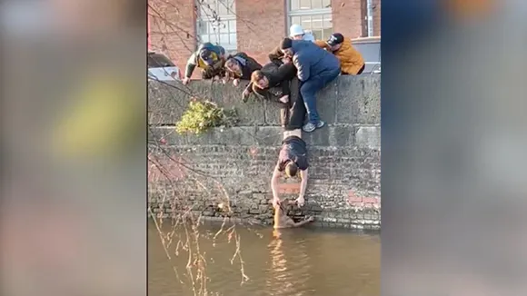 Watch Heart Warming Moment: Daring Stunt By Manchester Students To Rescue Dog Stuck In Canal - VIDEO: इंसानियत को सलाम! नहर में फंसे डॉगी को बाहर निकालने के लिए जान जोखिम में डालकर उल्टा लटक गया शख्स