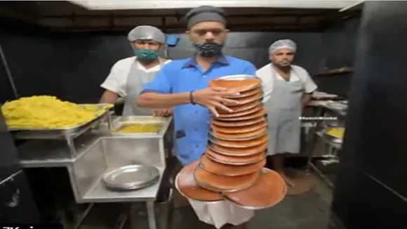 Anand Mahindra, waiters productivity skills, viral video, waiter carrying 16 plates of dosa on one hand, waiter, Anand Mahindra tweet, Anand Mahindra twitter,