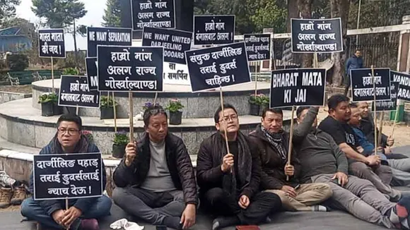 gorkhaland supporters calls strike in darjeeling and kalimpong , পাহাড়ে সিঁদুরে মেঘ! মাধ্যমিকের শুরুর দিনই বনধের ডাক