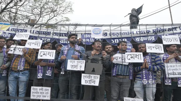 ssc group d agitation kolkata caged job seekers, খাঁচায় তালাবন্দি চাকরিপ্রার্থীরা