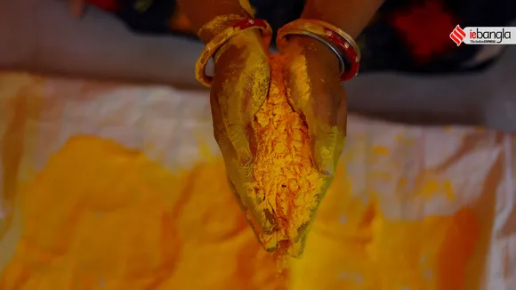 Housewives are making herbal colour during this holi festival