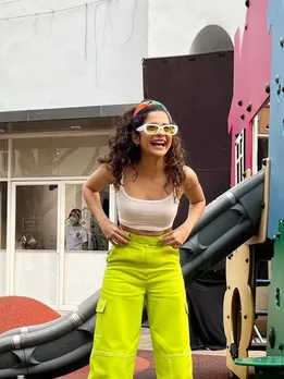 মিথিলা পালকার নিয়ন প্যান্ট ভিডিও