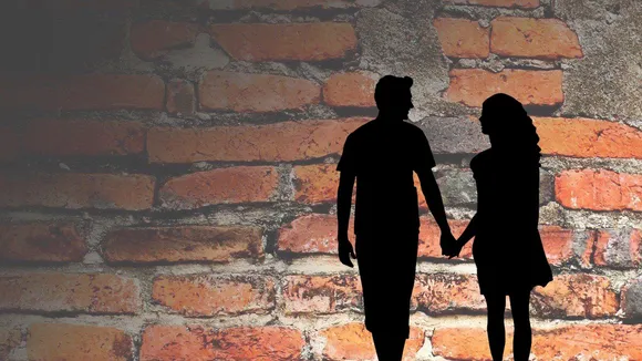 pot ran away with would be mother in law when he came to see girl at malda , মেয়ে দেখতে এসে হবু শাশুড়িকে নিয়ে পালল পাত্র, স্ত্রীকে ফেরাতে থানায় মাঝ-বয়সী