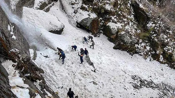 Nathula avalanche, নাথুলায় তুষারধস, avalanche hits Nathula sikkim সিকিমের নাথুলায় তুষারধস"