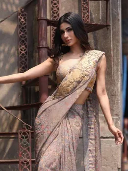 প্রিন্টেড শাড়িতে মৌনি রায়