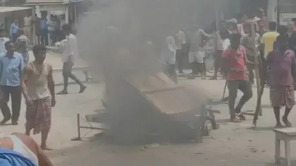 police and mob clash at north dinajpur kaliaganj