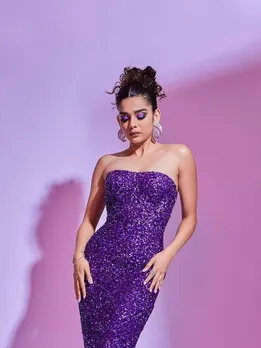 মিথিলা পালকার বেগুনি ঝলমলে পোশাক