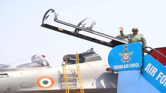 President Droupadi Murmu takes sortie on Sukhoi 30 MKI fighter aircraft , বেনজির কীর্তি রাষ্ট্রপতির, দ্রৌপদী মুর্মুকে নিয়ে মাঝ আকাশে কসরৎ যুদ্ধবিমানের!