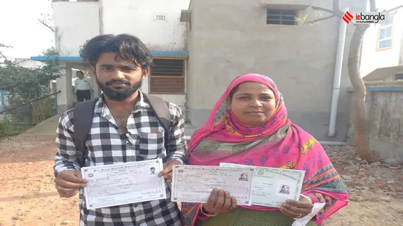 mother and son pass madhyamik with the inspiration of ma pass daughter in burdwan , চমৎকার দৃষ্টান্ত, উচ্চ-শিক্ষিতা মেয়ের প্রেরণায় একসঙ্গে মাধ্যমিক পাস মা ও ছেলের