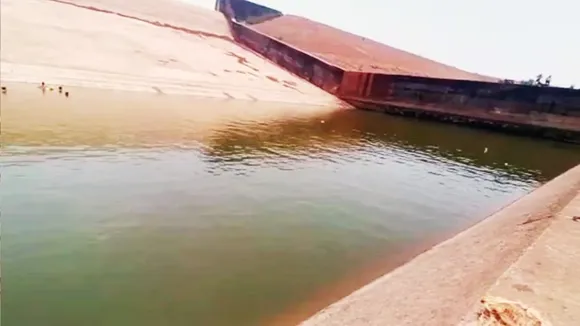 Chhattisgarh,Lakhs of litres of water wasted to fish out govt official's expensive phone from dam,Bizzare tale of govt officer exercise to fetch his mobile phone,chhattisgarh news,Chhattisgarh officer drains water reservior,Kherkatta Dam,Irrigation Department,Rajesh Vishwas,smartphone"