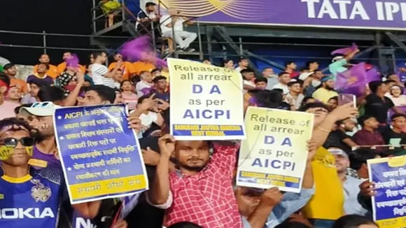 da agitators held placards at ipl match in eden demanding payment of dues , ইডেনেও ডিএ আন্দোলনের আঁচ, 'হকের দাবি'তে প্ল্যাকার্ড হাতে সরকারি কর্মীরা