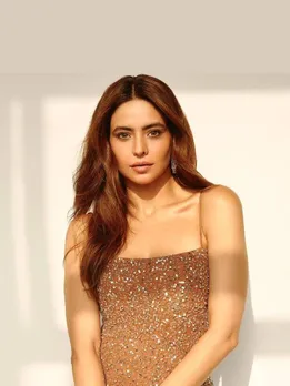 আমনা শরীফ গোল্ডেন ঝকঝকে পোশাক