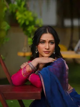 আয়ুষি ভাবে তিলক নীল শাড়ি