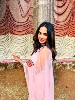অমৃত ধোঙ্গাদে গোলাপি শাড়ি