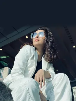 অমৃতা খানভিলকর সাদা ব্লেজার স্যুট