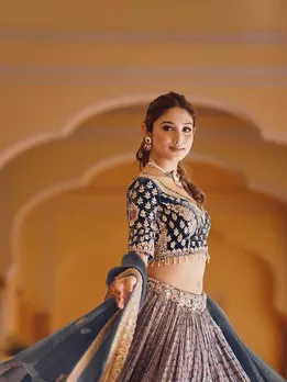 ডোনাল বিষ্ট নীল লেহেঙ্গা
