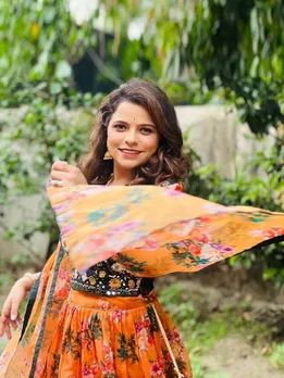কার্তিকি গায়কওয়াড পিসে ফ্লোরাল প্রিন্ট লেহেঙ্গা