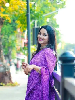 সাক্ষী গান্ধী বেগুনি শাড়ি