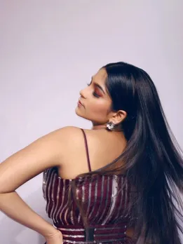 সমৃদ্ধি কেলকার মেরুন ড্রেস
