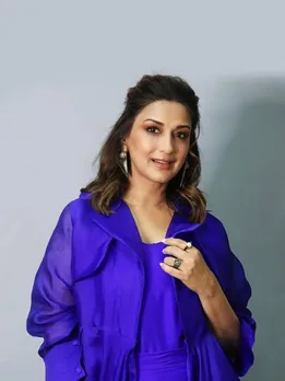 সোনালী বেন্দ্রে নীল জামা