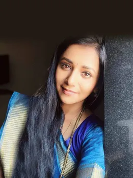 জুই গড়কড়ি নীল শাড়ি