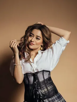 টিনা দত্ত মিনি স্কার্ট শার্ট