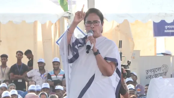 mamata baneree at cuttack hospital to see injureds in koromandel express accident updates , 'এটা বিতর্কের নয়, মানুষের পাশে থাকার সময়', কটকের হাসপাতাল ঘুরে বললেন মমতা