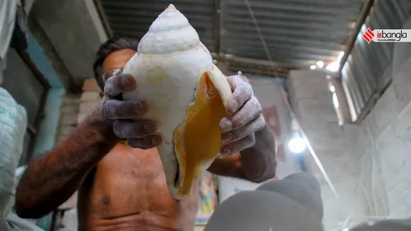 Conch, conch artisans, west bengal, barrackpore, shashi ghosh, shashi ghosh story, শঙ্খ, শঙ্খবণিক, শাঁখারিপাড়া, শাঁখা, ব্যারাকপুর, শশী ঘোষ